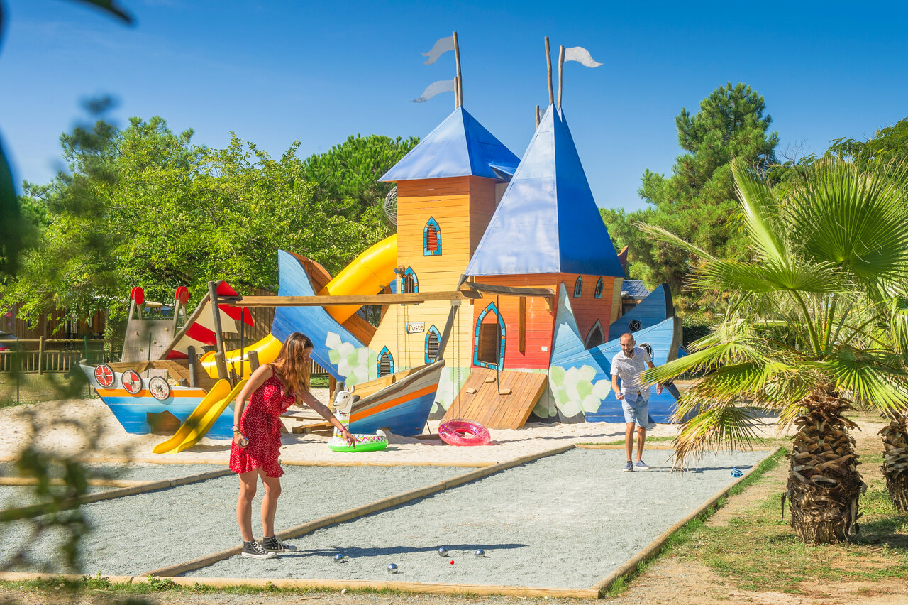 Jeu de boulesbaan en kleurrijke speeltuin op camping CAPFUN Quatre Vents d'Ol�ron.