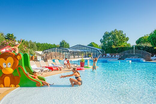 Außenpool und Kinderrutsche auf dem Campingplatz CAPFUN Quatre Vents d'Oléron in St Georges d'Oléron (17).