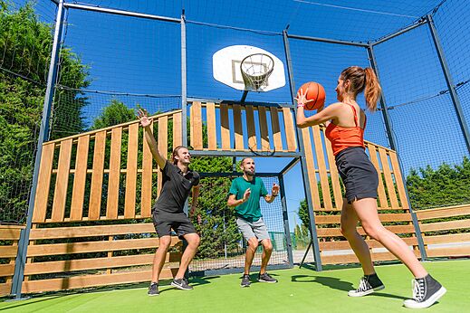 Terrain multisport pour une partie de basketball au camping CAPFUN Quatre Vents d'Oléron à St Georges d'Oléron (17).