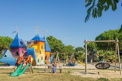 Aire de jeux avec château, toboggan, balançoires au camping CAPFUN Quatre Vents d'Oléron à St Georges d'Oléron (17).