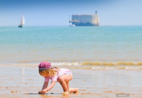 Enfant jouant sur la plage de sable au camping CAPFUN Quatre Vents d'Oléron à St Georges d'Oléron (17).