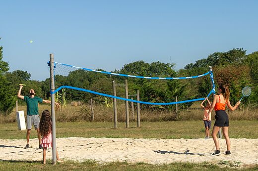 Terrain de badminton en sable avec famille au camping CAPFUN Quatre Vents d'Oléron à St Georges d'Oléron.