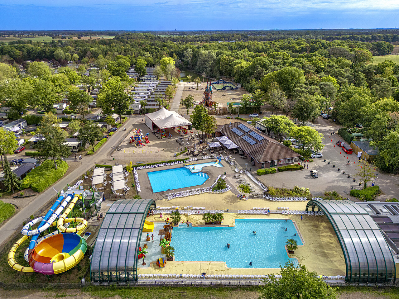 Schwimmb�der, Rutschen, Spielpl�tze, Mobil-homes auf dem Campingplatz CAPFUN Rakelbos in Westelbeers.