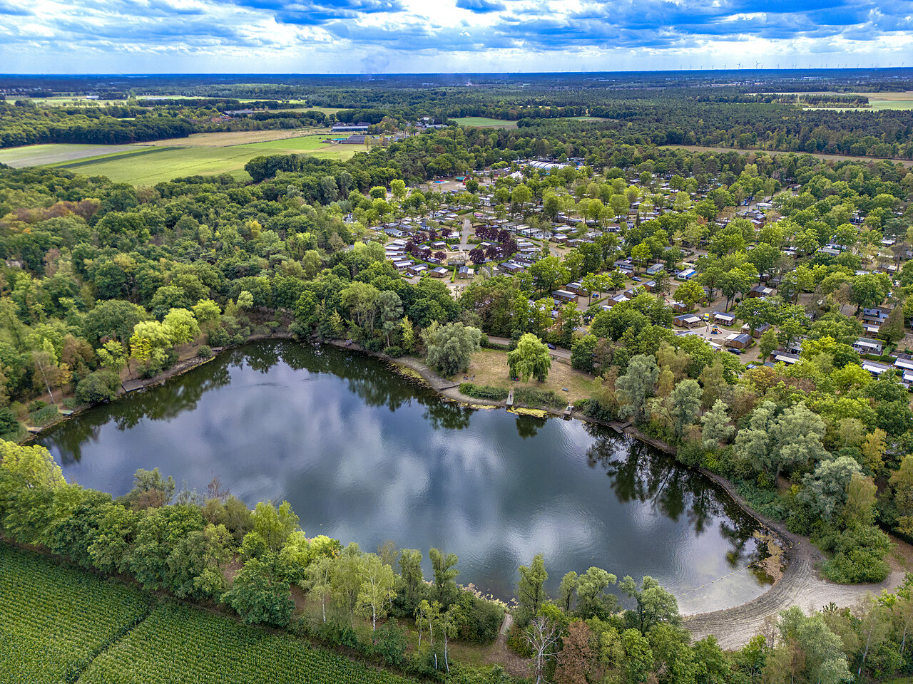 Luftaufnahme des Sees und der Mobil-heime auf dem Campingplatz CAPFUN Rakelbos in Westelbeers.