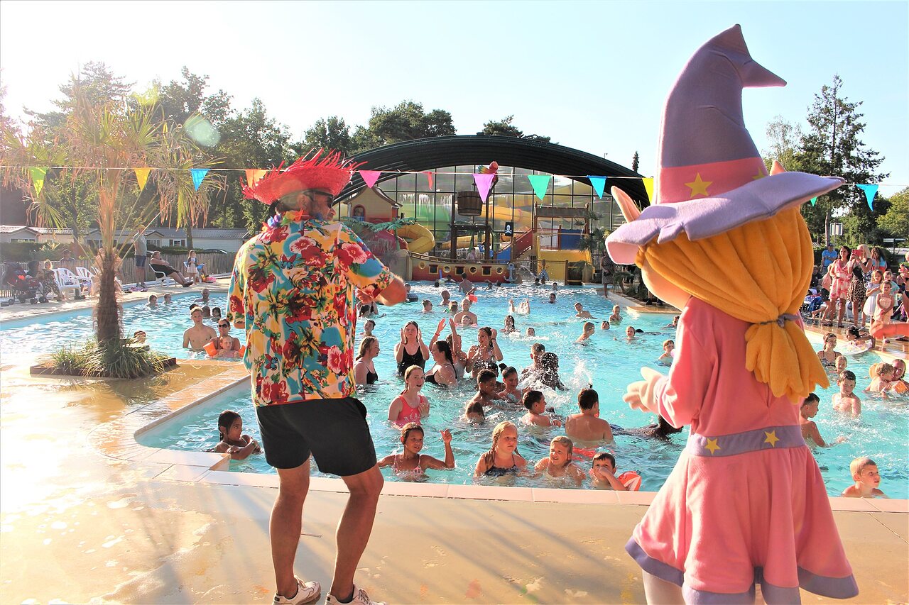 Festliche Animation und Schwimmen im Pool des Campingplatzes CAPFUN Rakelbos in Westelbeers.