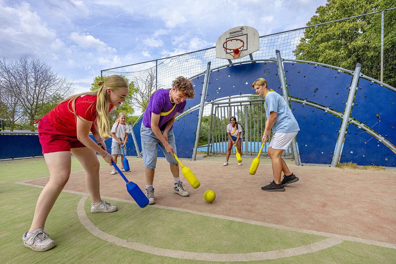 Schlagballspiel auf Multisportplatz auf dem Campingplatz CAPFUN Rakelbos in Westelbeers.