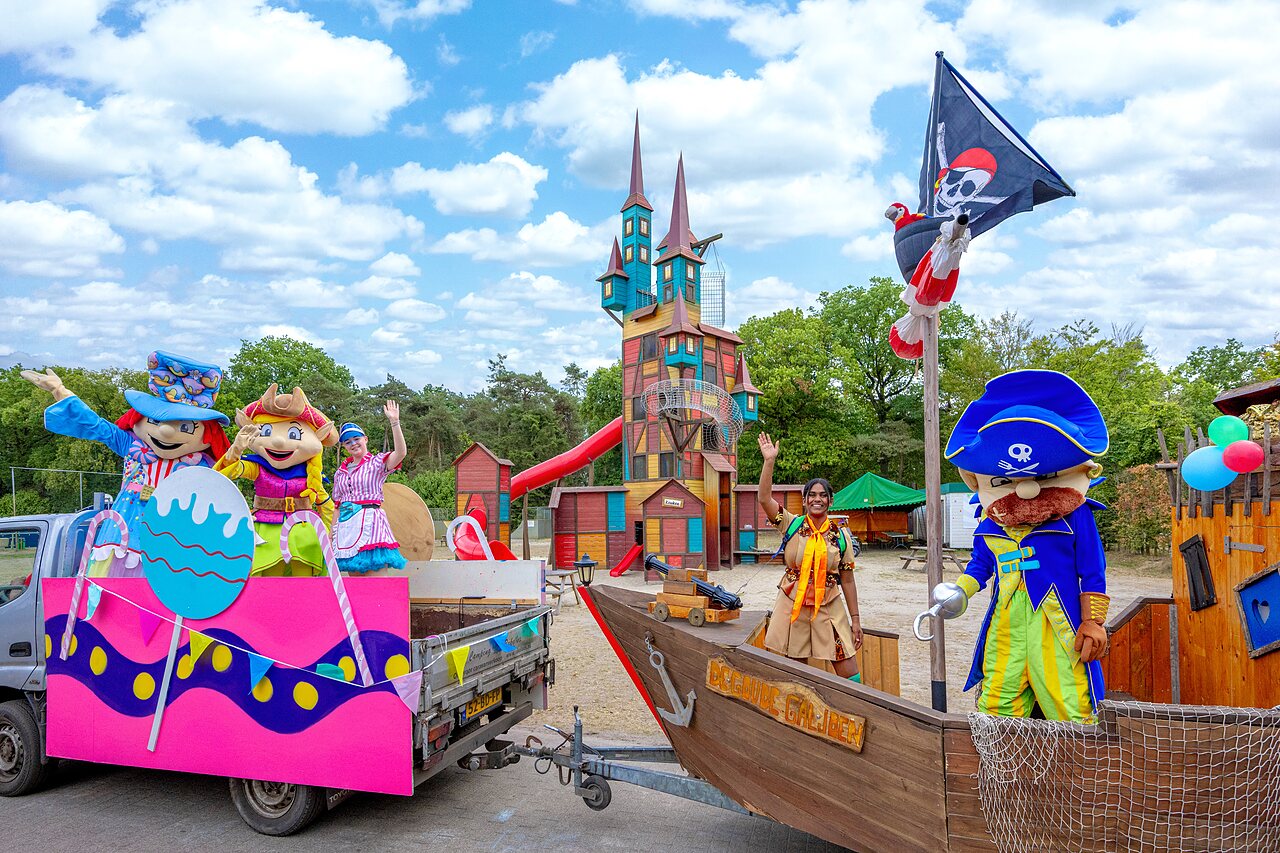 Maskottchen und gro�e Spielstruktur mit Rutsche auf dem Campingplatz CAPFUN Rakelbos in Westelbeers.