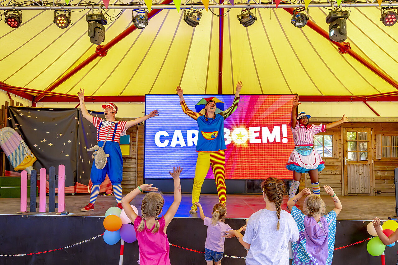 Animateure auf B�hne mit Kindern, Unterhaltung im Camping CAPFUN Rakelbos in Westelbeers.