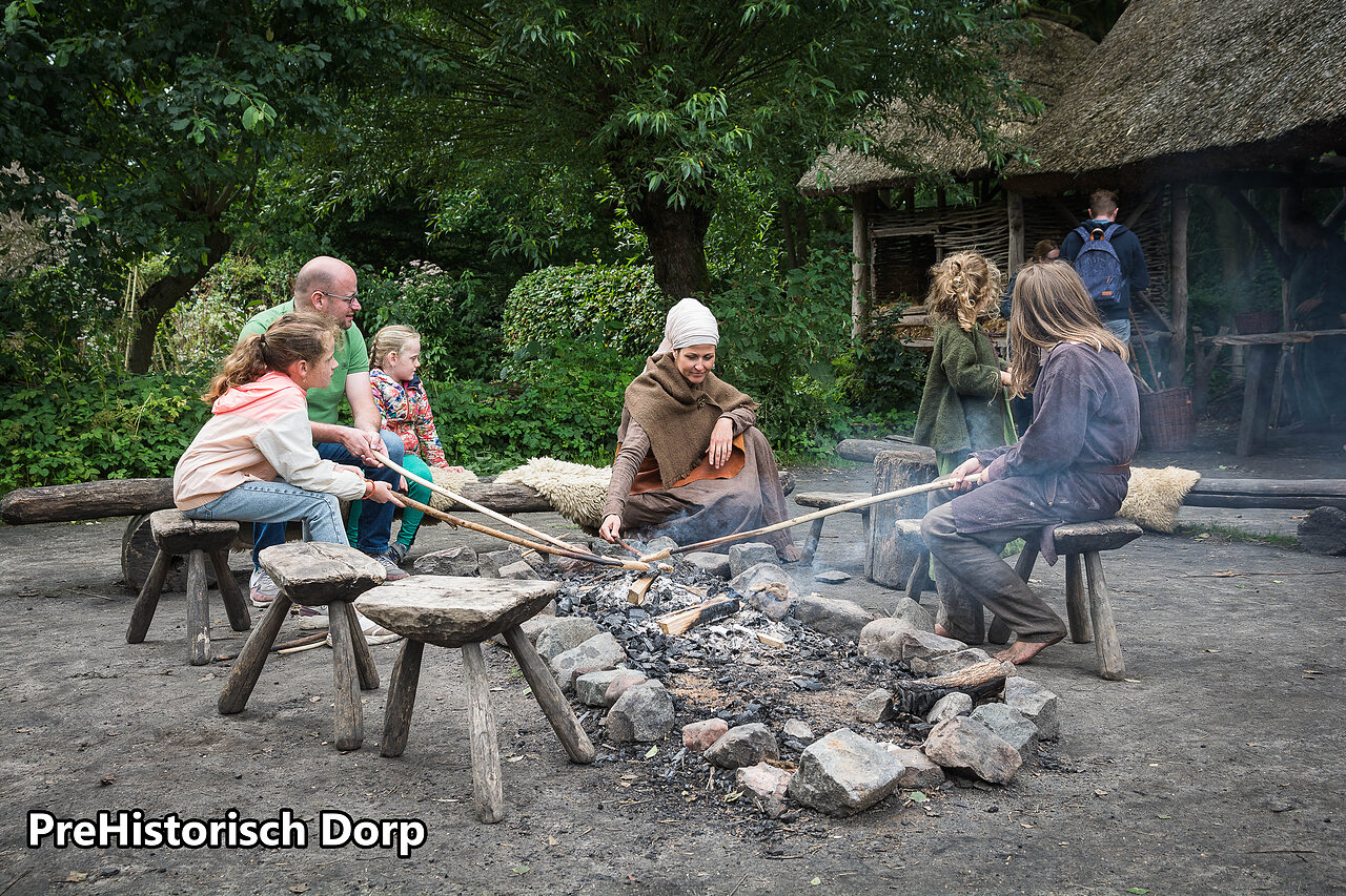 Familie kocht am Lagerfeuer im Pr�historischen Dorf Eindhoven, Niederlande.