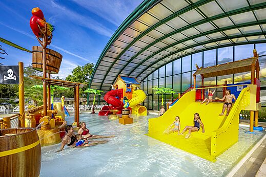 �berdachter Wasserpark, Rutschen und Wasserspiele auf dem Campingplatz CAPFUN Rakelbos in Westelbeers.