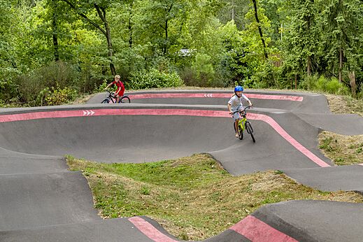 Moderner Pumptrack f�r Fahrr�der mit Kindern auf dem Campingplatz CAPFUN Rakelbos in Westelbeers.