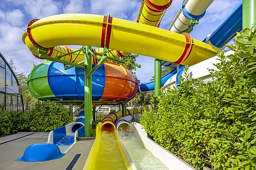Bunte Wasserrutschen und Freibad auf dem Campingplatz CAPFUN Rakelbos in Westelbeers.