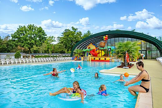 Au�enpool mit Wasserspielen und Rutschen auf dem Campingplatz CAPFUN Rakelbos in Westelbeers.