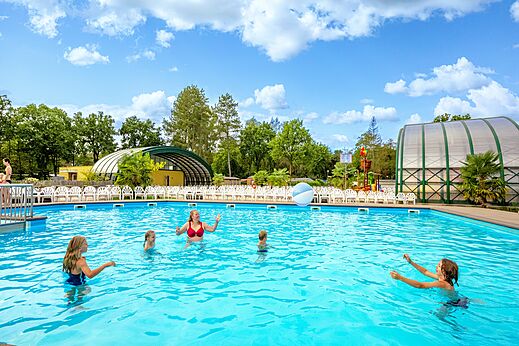 Familie hat Spa� im gro�en sonnigen Au�enpool auf dem Campingplatz CAPFUN Rakelbos in Westelbeers.