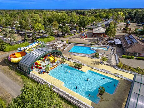 Gro�er Wasserpark mit Pools und Rutschen auf dem Campingplatz CAPFUN Rakelbos in Westelbeers.