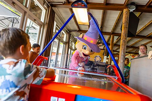 Airhockey-Spiel mit dem Maskottchen auf dem Campingplatz CAPFUN Rakelbos in Westelbeers