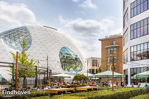 Modernes Stadtzentrum von Eindhoven mit zeitgen�ssischer Architektur und belebten Terrassen.