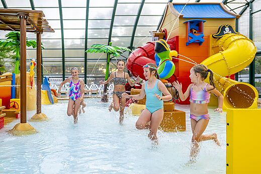 �berdachter Wasserpark, Wasserspiele und Rutschen auf dem Campingplatz CAPFUN Rakelbos in Westelbeers.
