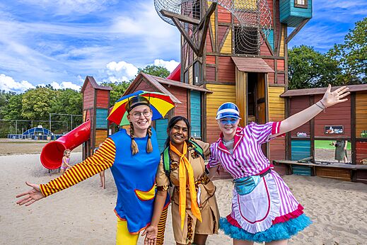 L�chelnde Animateure und bunter Spielplatz auf dem Campingplatz CAPFUN Rakelbos in Westelbeers.