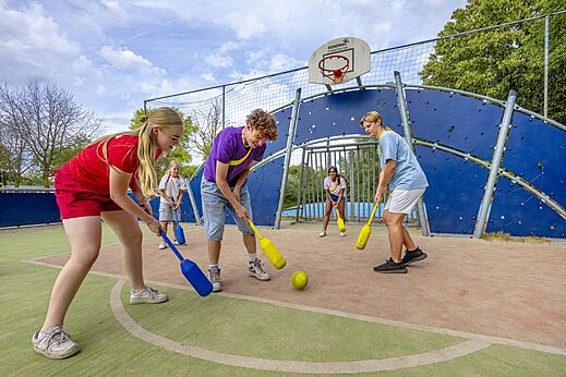 Jugendliche spielen Hockey auf einem Multisportplatz auf dem Campingplatz CAPFUN Rakelbos in Westelbeers.