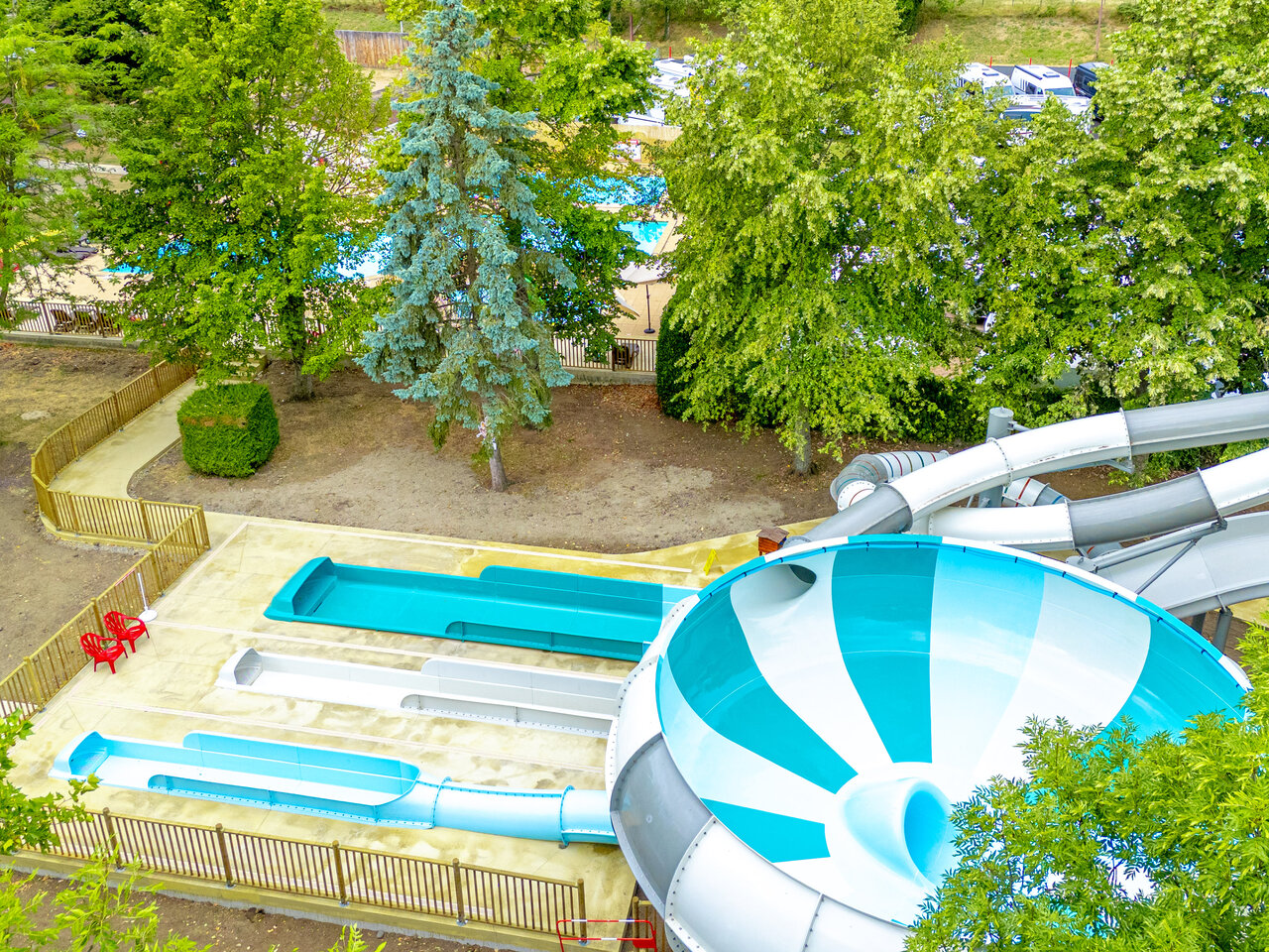 Riesige Wasserrutschen, Trichter und Pool im CAPFUN Ranch des Volcans (63).