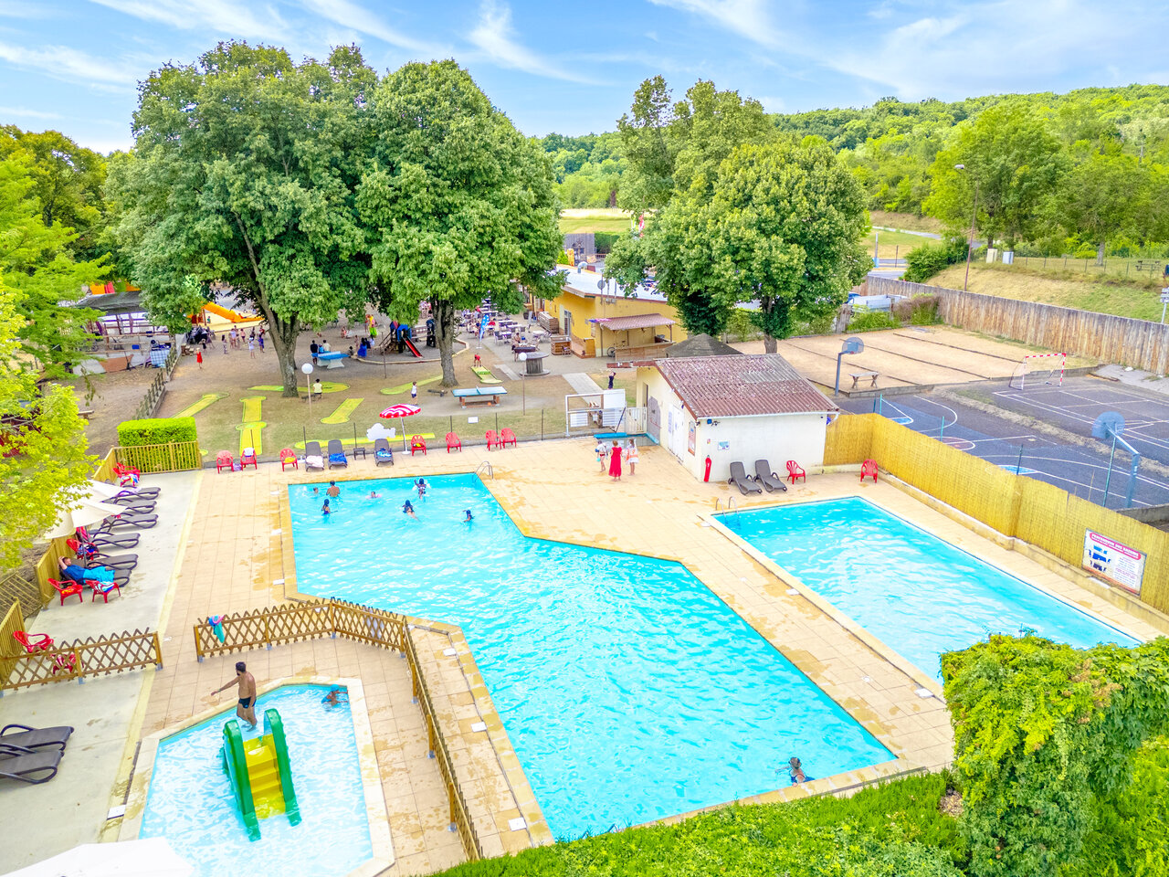 Au�enpools, Rutsche und Minigolf auf dem CAPFUN Ranch des Volcans in Chatel-Guyon (63).