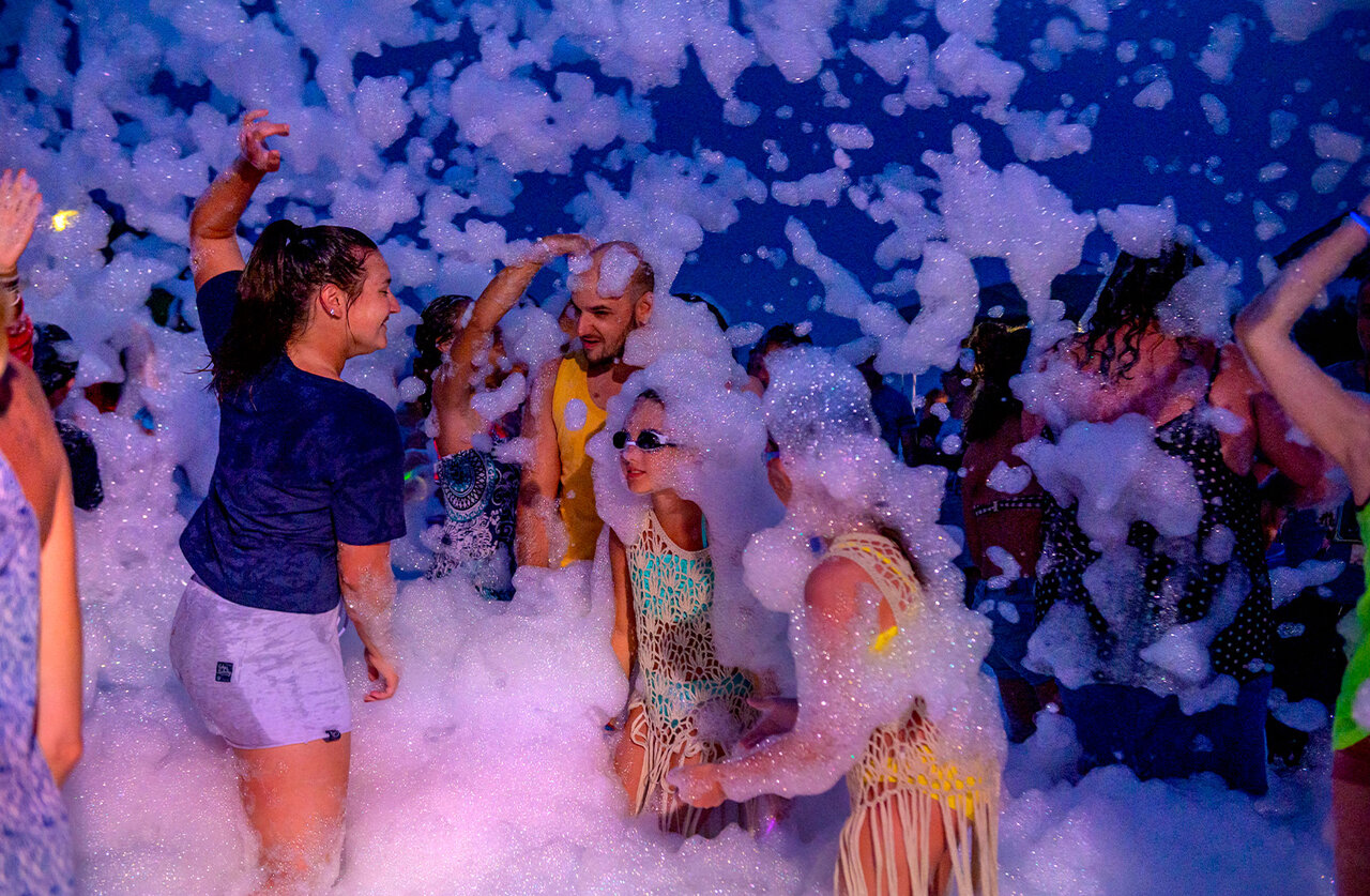 Festliche Schaumparty-Stimmung mit Urlaubern auf dem Campingplatz CAPFUN Ranch des Volcans in Chatel-Guyon.