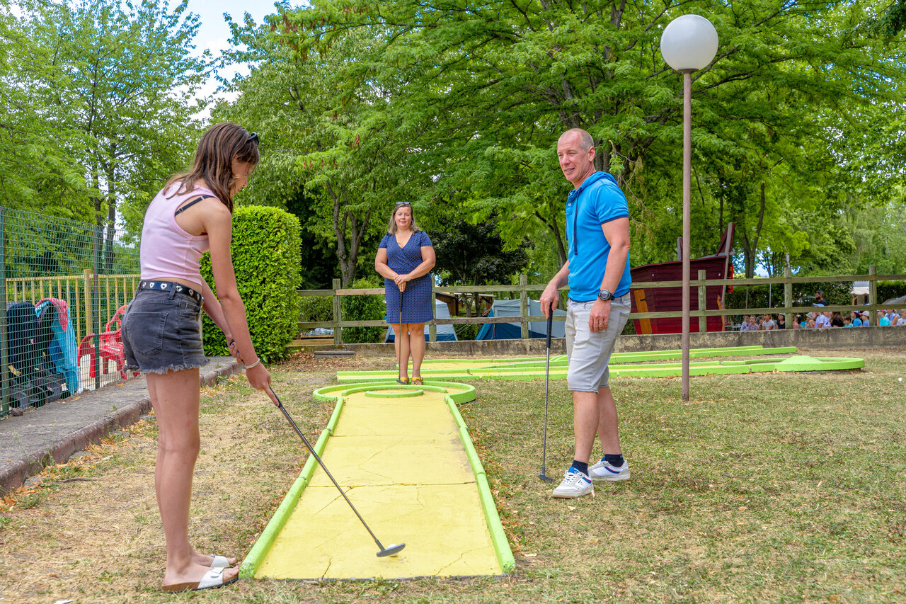Minigolf auf dem Campingplatz CAPFUN Ranch des Volcans in Chatel-Guyon (63).