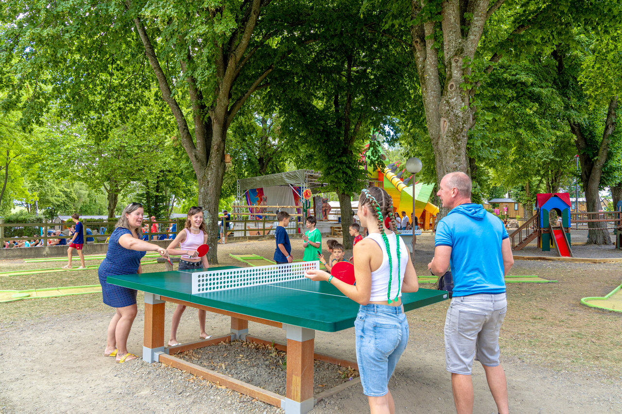 Tischtennis, Spiele auf dem Campingplatz CAPFUN Ranch des Volcans in Chatel-Guyon.