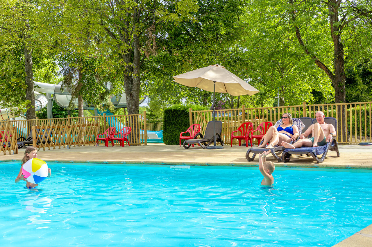 Au�enpool, Rutschen, Familie auf Campingplatz CAPFUN Ranch des Volcans, Chatel-Guyon (63).