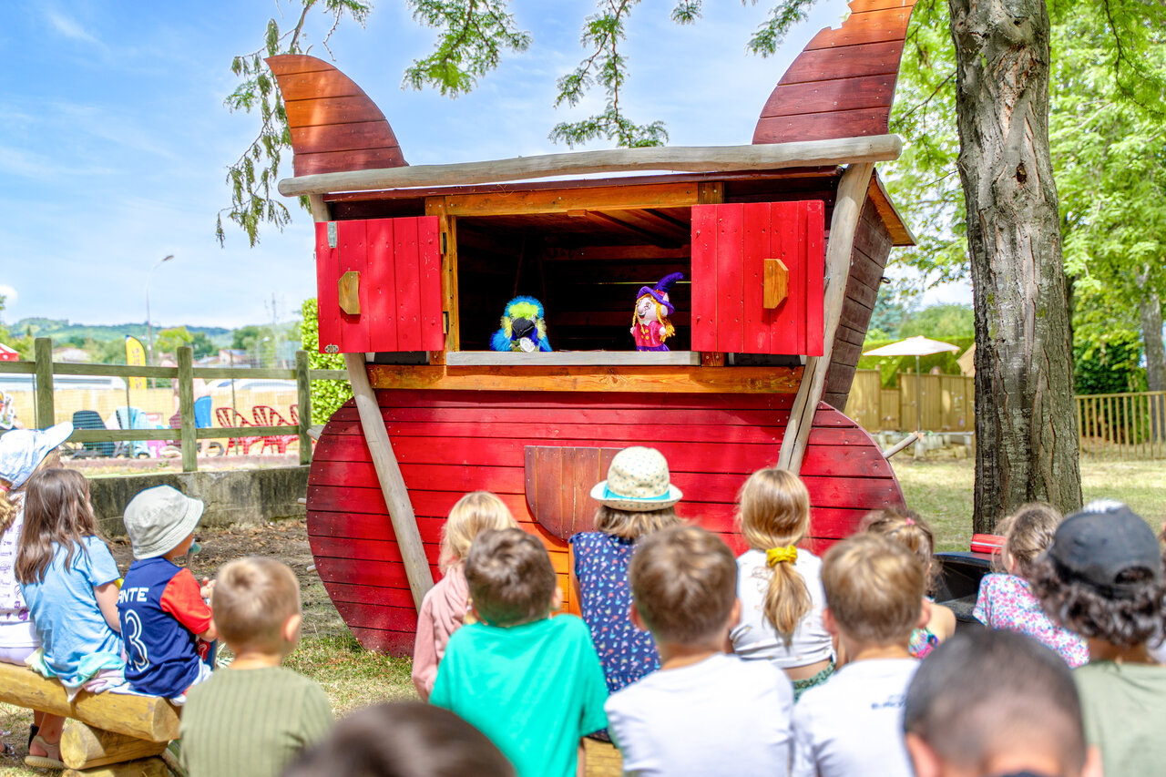 Puppentheater f�r Kinder auf dem Campingplatz CAPFUN Ranch des Volcans in Chatel-Guyon (63).
