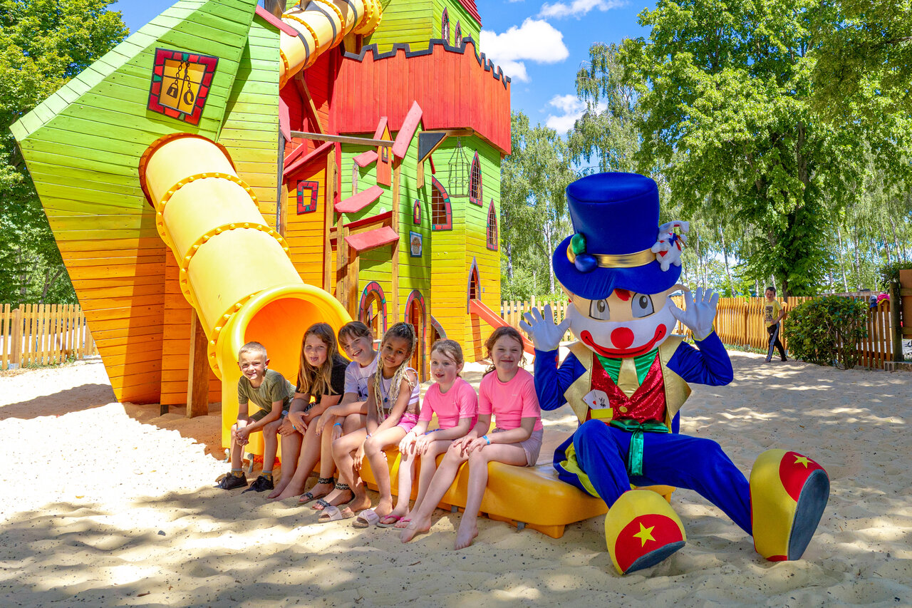 Spielplatz, Kinder und Maskottchen bei CAPFUN Ranch des Volcans, Chatel-Guyon.
