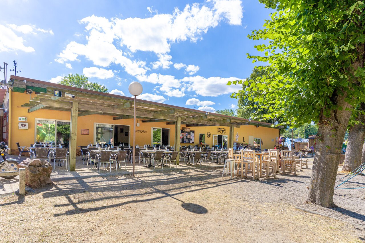 Restaurant und Bar mit gro�er Au�enterrasse auf dem Campingplatz CAPFUN Ranch des Volcans.