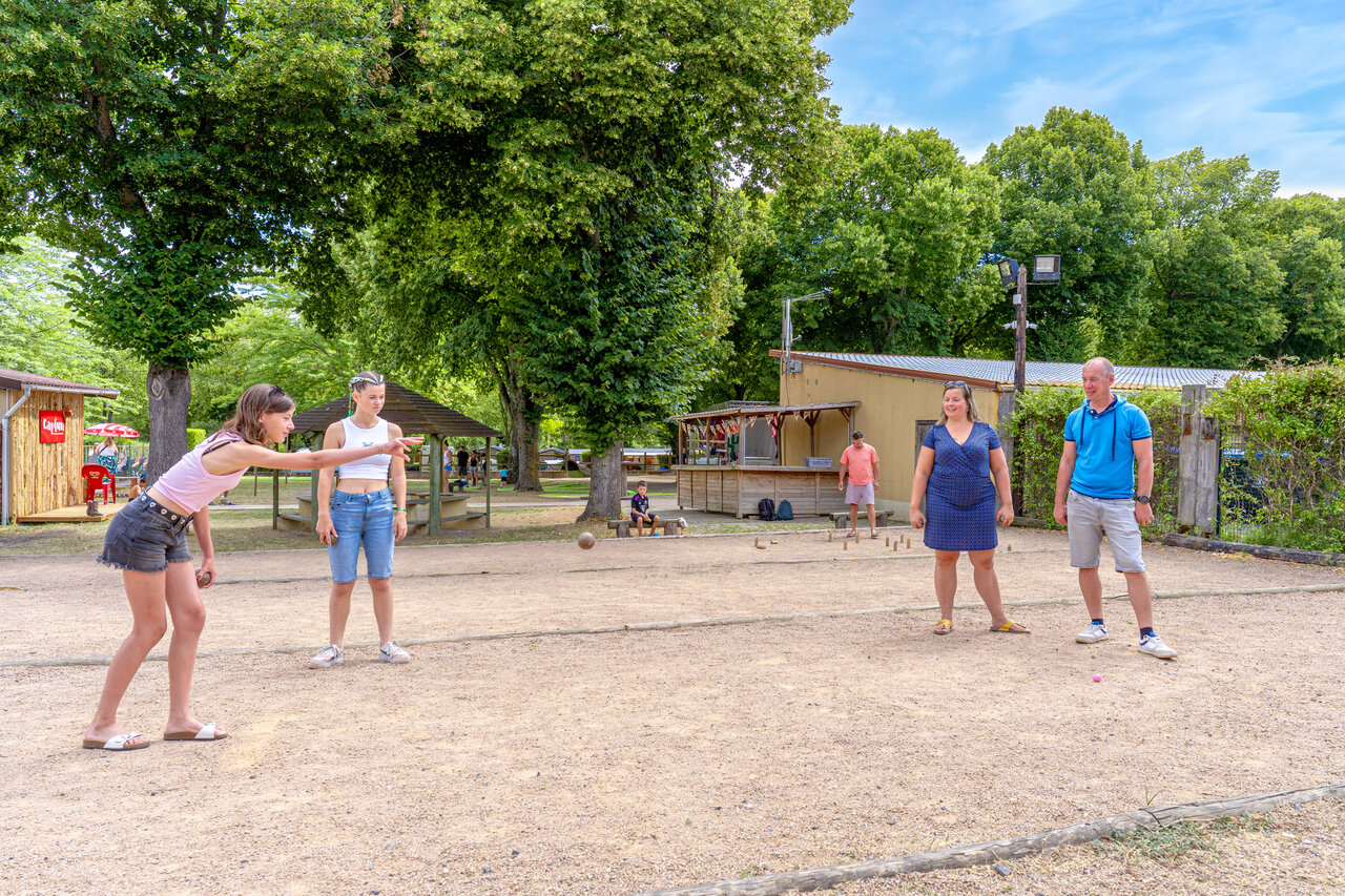 Familie spielt Boule auf dem Campingplatz CAPFUN Ranch des Volcans in Chatel-Guyon.