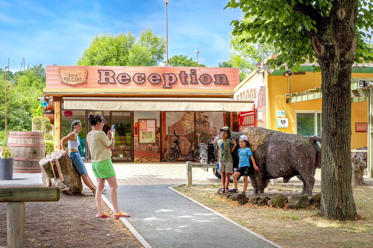 Rezeptionsgeb�ude, Bisonstatue und Kinder auf dem Campingplatz CAPFUN Ranch des Volcans in Chatel-Guyon.