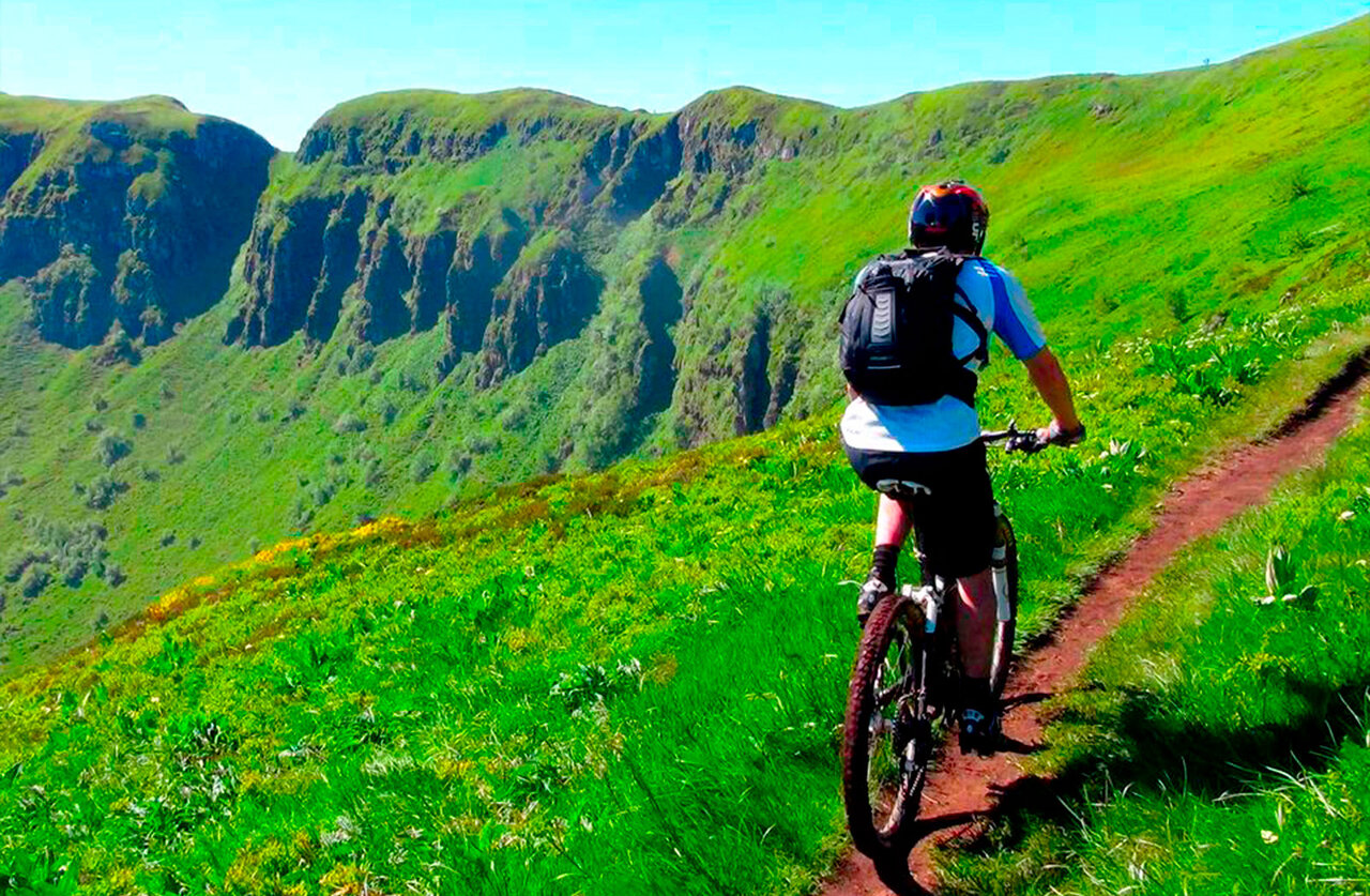 Mountainbiker auf Bergpfad auf Camping CAPFUN Ranch des Volcans in Chatel-Guyon.