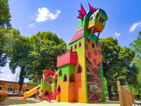 Aire de jeux dragon géante avec toboggans au CAPFUN Ranch des Volcans.