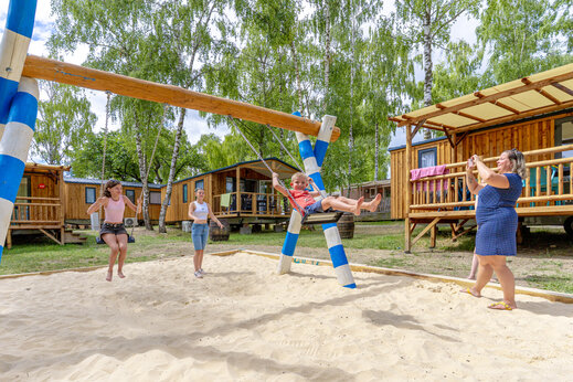 Aire de jeux avec balançoires pour enfants, Mobil-homes au CAPFUN Ranch des Volcans.