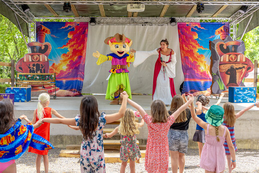 Spectacle d'animation avec mascotte et enfants au camping CAPFUN Ranch des Volcans à Chatel-Guyon (63).