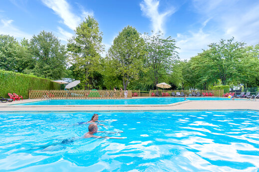 Piscine extérieure avec baigneurs au camping CAPFUN Ranch des Volcans à Chatel-Guyon (63).