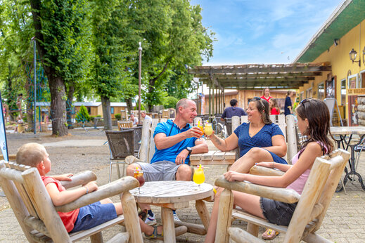 Familie an der Bar des Campingplatzes CAPFUN Ranch des Volcans in Chatel-Guyon (63).