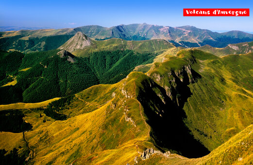 Volcans d'Auvergne, paysages montagneux et verdoyants à visiter près de Chatel-Guyon.