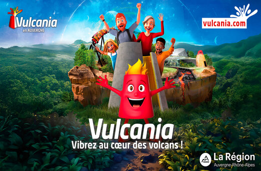 Parc d'attractions Vulcania en Auvergne, avec mascotte et visiteurs joyeux.