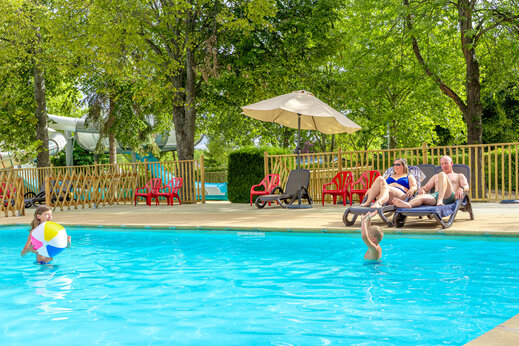 Piscine extérieure familiale avec toboggans au CAPFUN Ranch des Volcans à Chatel-Guyon (63).