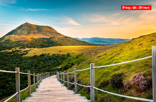 Chemin en bois menant au sommet du Puy de Dôme, Auvergne.
