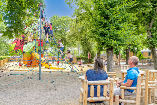 Aire de jeux, escalade au camping CAPFUN Ranch des Volcans à Chatel-Guyon (63).