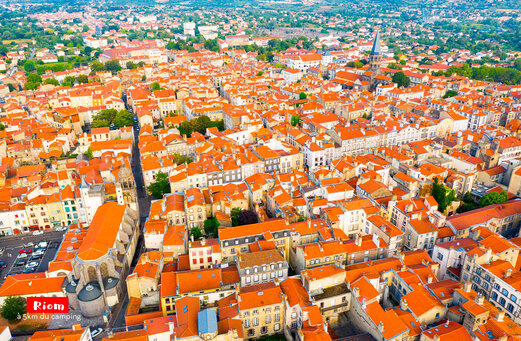 Vue aérienne du centre historique de Riom, ville à visiter en Auvergne.