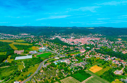Vue aérienne panoramique de la ville de Châtel-Guyon en Auvergne.