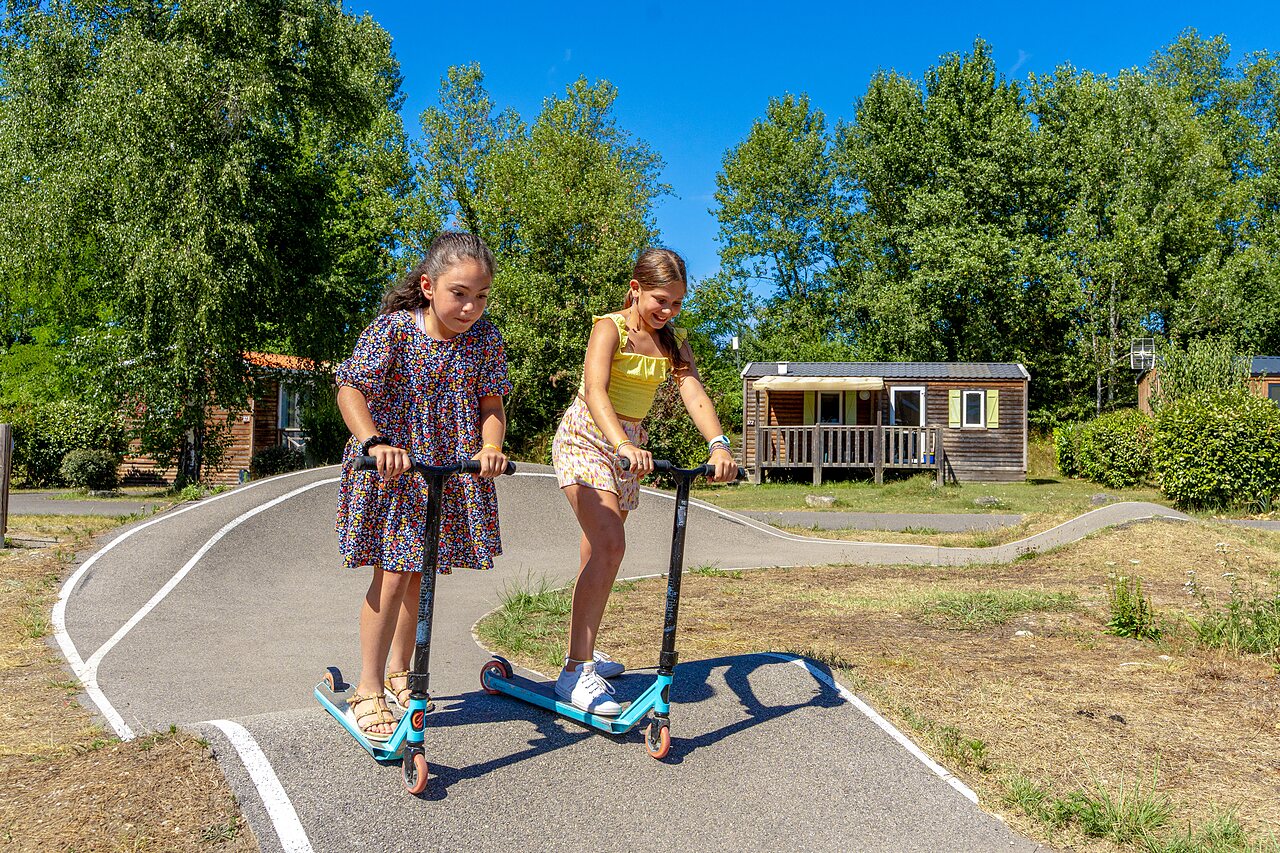 Pump track, girls, Mobil-homes, camping CAPFUN R�gni�re in VILLETTE D'ANTHON (38).