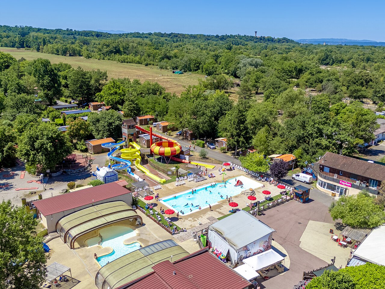 Swimming pools, water slides, mini-golf at CAPFUN R�gni�re campsite in VILLETTE D'ANTHON (38).